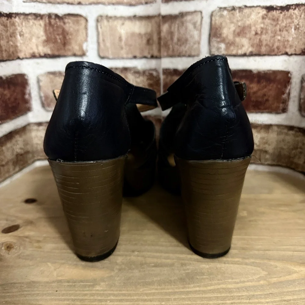 Women’s Black Leather Huarache Heeled Sandals-size 8
